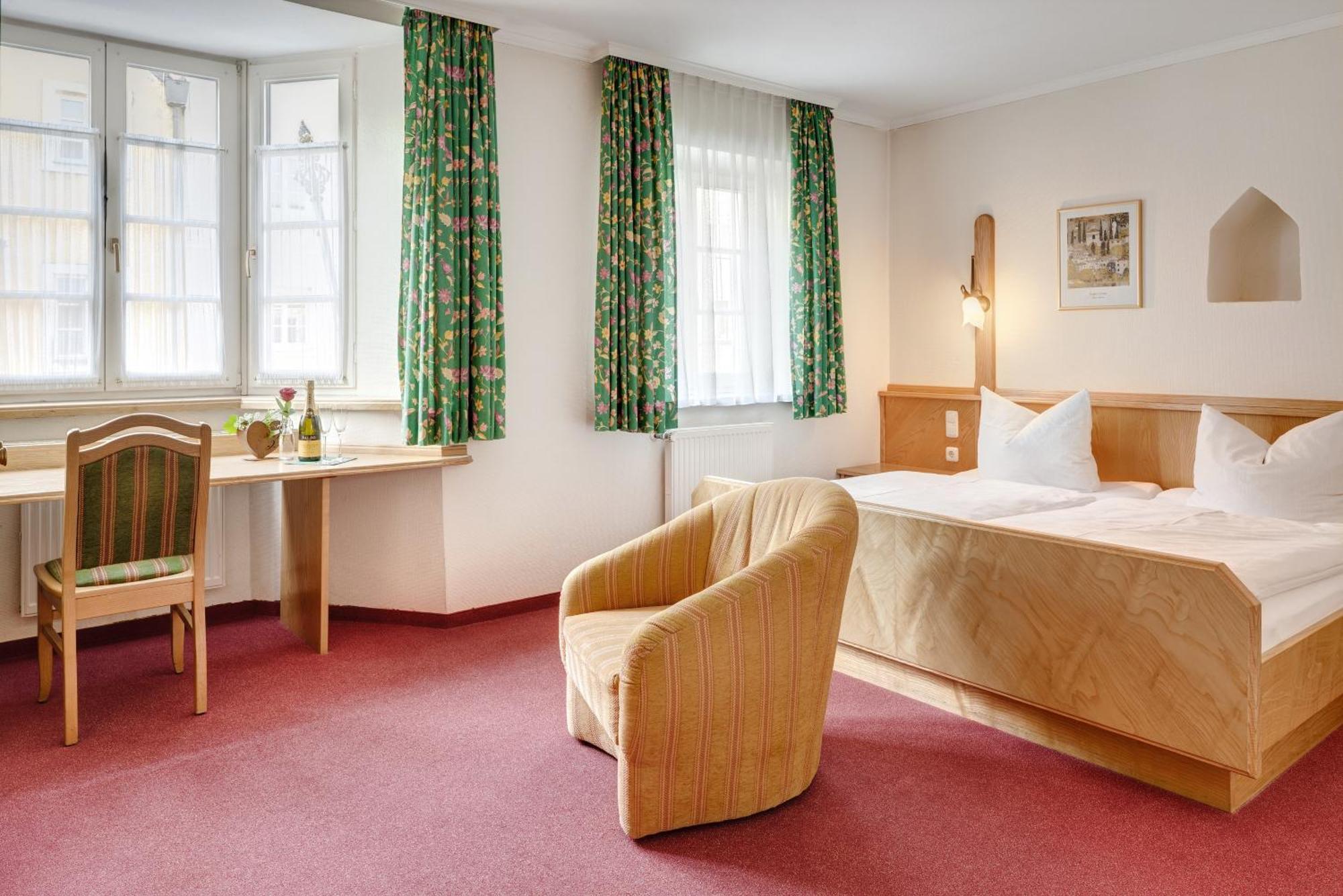 Altstadt- Und Businesshotel Pfaubraeu - Brauereigasthof - Fruehstuecksbuffet - Kostenfreie Radgarage - Hunde Willkommen Trostberg an der Alz Habitación foto